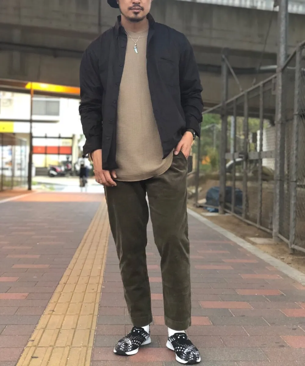 ニット×カーキのパンツのコーデ