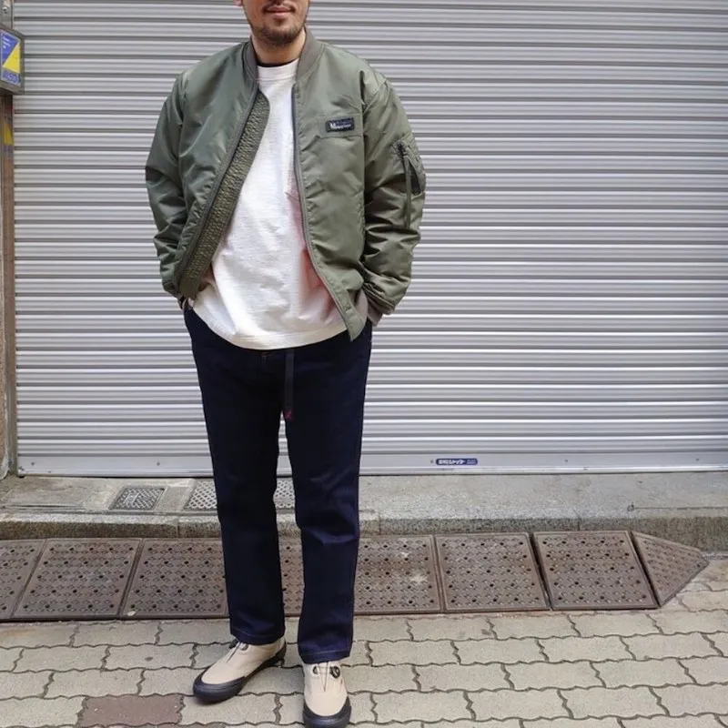 MA-1×デニムパンツのコーデ