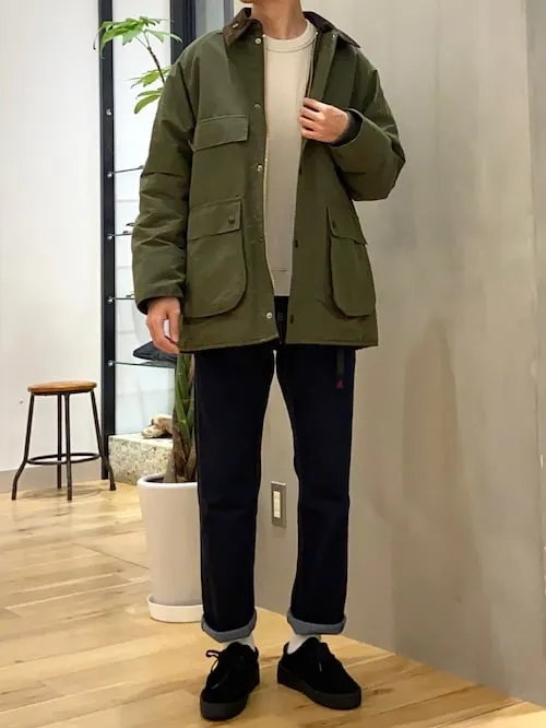 ハンティングジャケット×デニムパンツのコーデ<