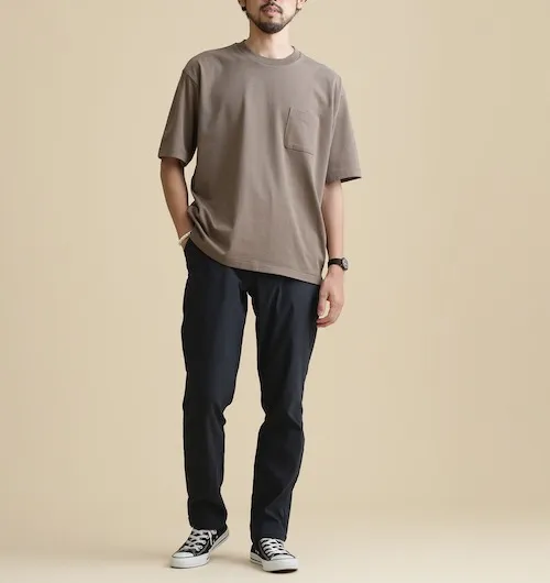 Tシャツ×テーパードパンツのコーデ