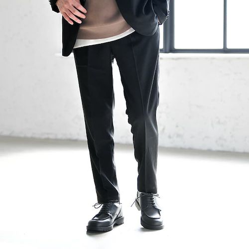 まず最初に揃えるべき 大人のテーパードパンツ