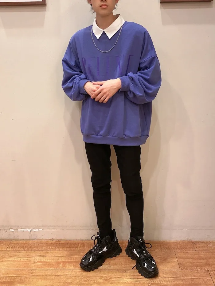 黒スキニーパンツ×カラーアイテムの鮮やかなコーデ
