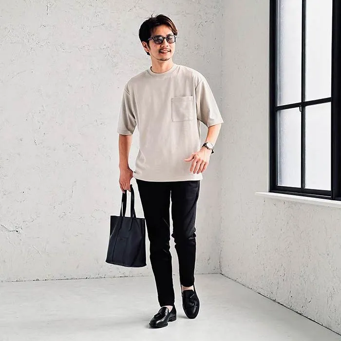 黒スキニーパンツ×無地Tシャツの大人コーデ