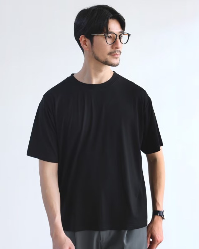 SPUの黒い半袖Tシャツ