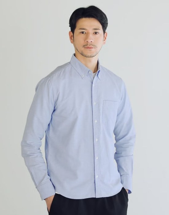 SPUの細身のボタンダウンシャツを着た20代の男性