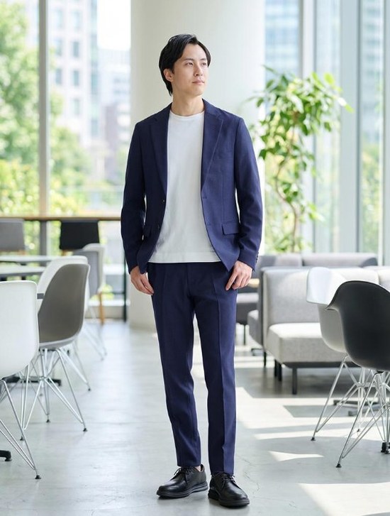 AUENのネイビーのジャケットを着た20代の男性