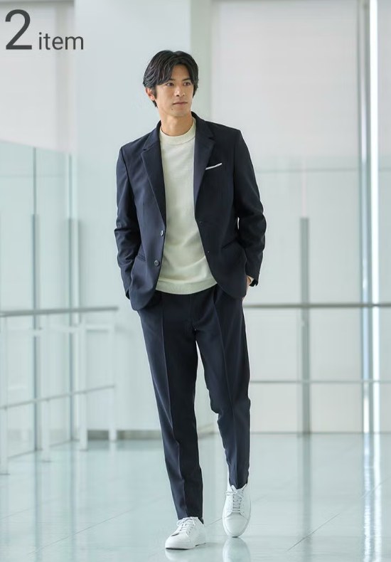 AUENのネイビーのセットアップを着た20代の男性