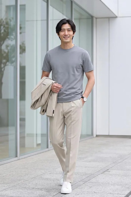 グレーのカットソーにベージュのパンツを合わせた40代のコーデ