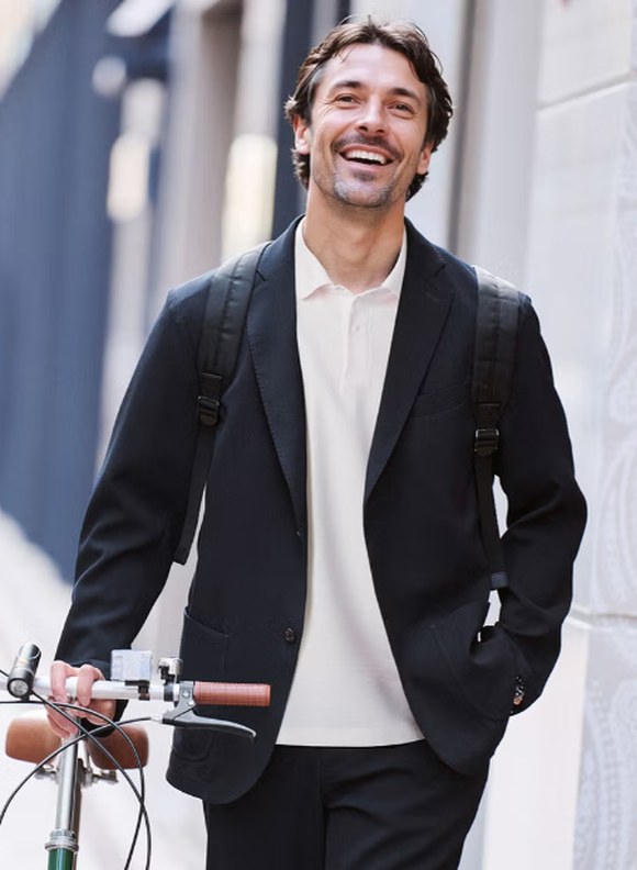 ダークネイビーのジャケットを着た50代の男性