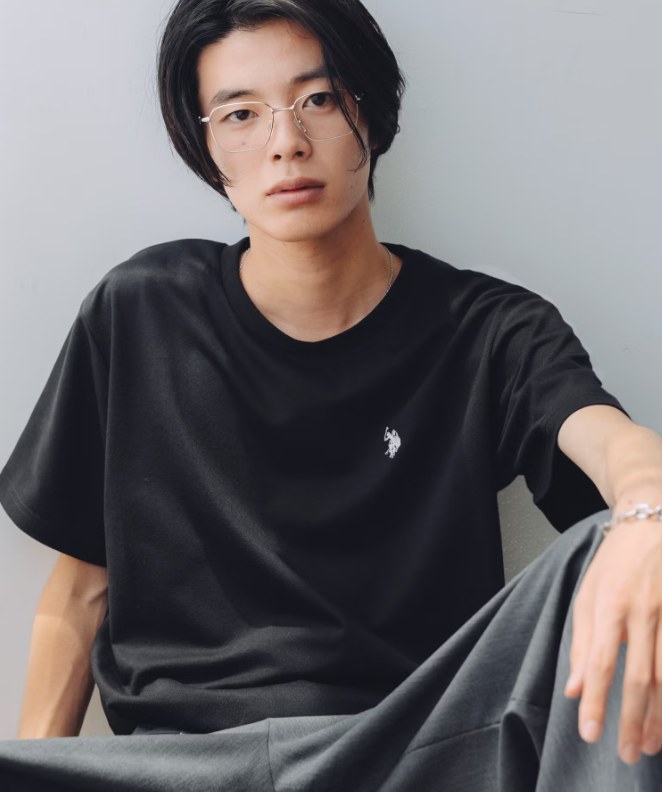 高校生男子の夏コーデ向け黒の半袖Tシャツ