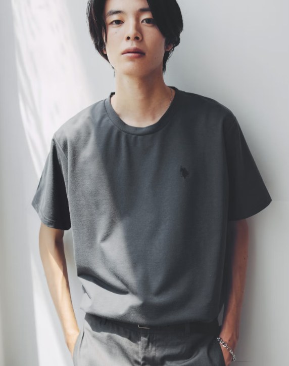 夏コーデ向けチャコールの無地半袖Tシャツ