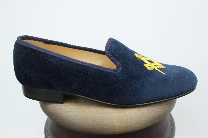 Tricker's<br />
Room shose <br />
COLOR / Navy<br />
SIZE / 7H,8<br />
Made in England<br />
PRICE / 39,000+tax → 27,300+tax(30%OFF)<br />
