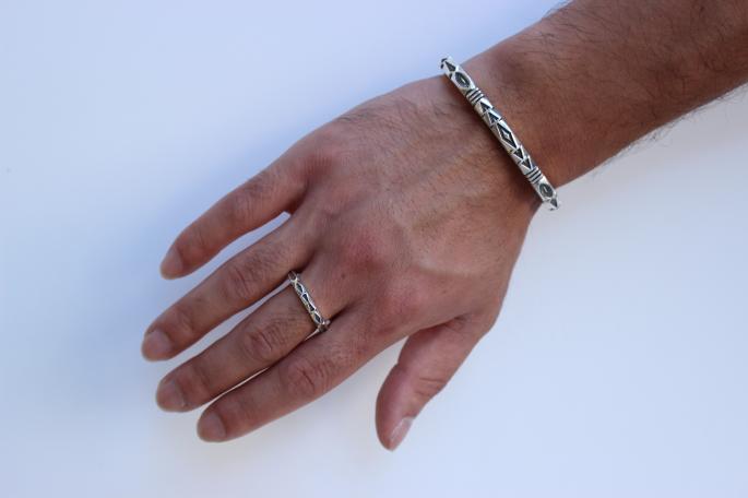 JENNIFER CURTIS<br />
Stamped Square Wire Ring<br />
SIZE / 7,9,11,16,18,20<br />
Made in USA<br />
PRICE / 19,800+tax<br />
<br />
JENNIFER CURTIS<br />
Stamped Square Wire Bracelet<br />
SIZE / Free<br />
Made in USA<br />
PRICE / 45,800+tax<br />
