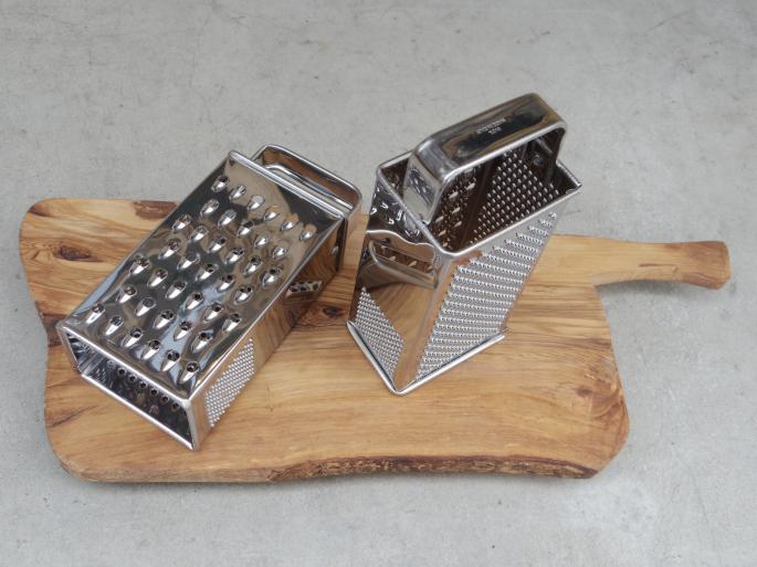BIANCHI<br />
Grater<br />
Size / H18×W8.5×D5.5 cm <br />
Made in Italy<br />
PRICE / 1,800+tax<br />
<br />
ElArte delOlivo <br />
Olive board<br />
Made in Spain<br />
PRICE / 7,500+tax