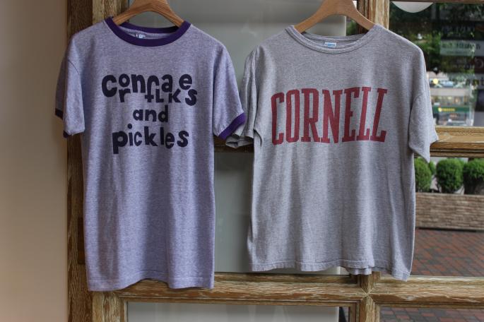 Champion<br />
College Tee(left) Football Tee(right)<br />
SIZE / L(left) M(right)<br />
Made in USA<br />
PRICE /7,000+tax (left) 9,000+tax(right)