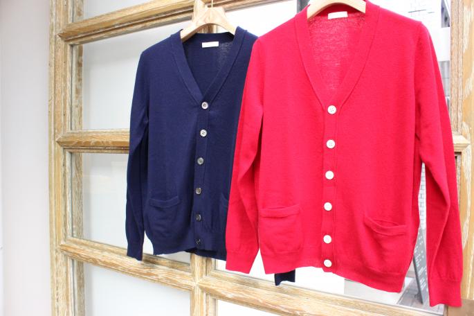 niuhans <br />
Cardigan<br />
COLOR / Navy,Red<br />
SIZE / 0<br />
Made in Japan<br />
PRICE / 32,000+tax<br />
<br />
