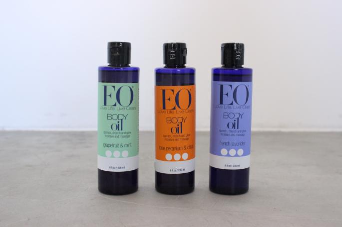 EO<br />
Body Oil<br />
AROMA / Grapefruit&Mint (Left)<br />
Rose&Chamomile (Center)<br />
French Lavender (Right)<br />
SIZE / 236ml<br />
PRICE / 3,800+tax