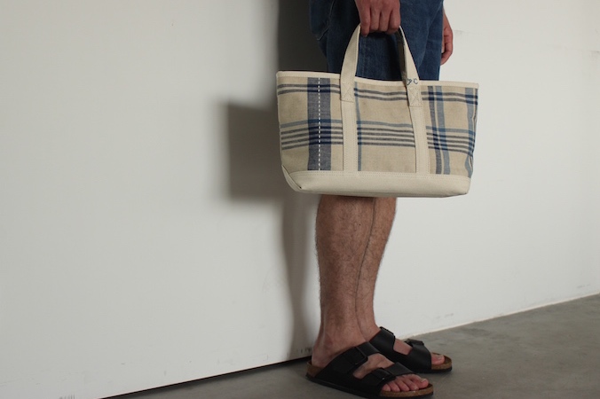 PORTER CLASSIC <br />
Lamer Check Tote Bag<br />
COLOR / Blue<br />
SIZE / S<br />
Made in Japan<br />
PRICE / 13,000+tax