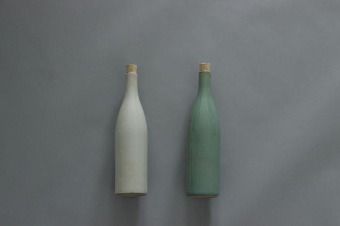 Sゝゝ<br />
陶瓶<br />
COLOR / 粉引き(Left),青磁(Right)<br />
Made in Japan<br />
PRICE / 7,500+tax
