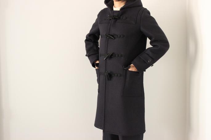 AURALEE<br />
HEAVY MELTON DUFFLE COAT<br />
COLOR / Navy<br />
SIZE / 0,1<br />
Made in Japan<br />
PRICE / 80,000+tax