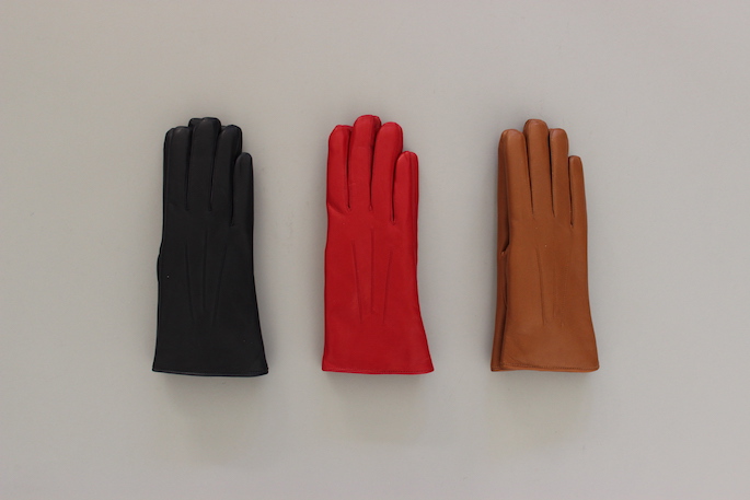 DENTS<br />
Leather Gloves<br />
COLOR / NAVY,Black,Berry,Saddle<br />
SIZE / 6h<br />
Made in England<br />
PRICE / 26,000+tax