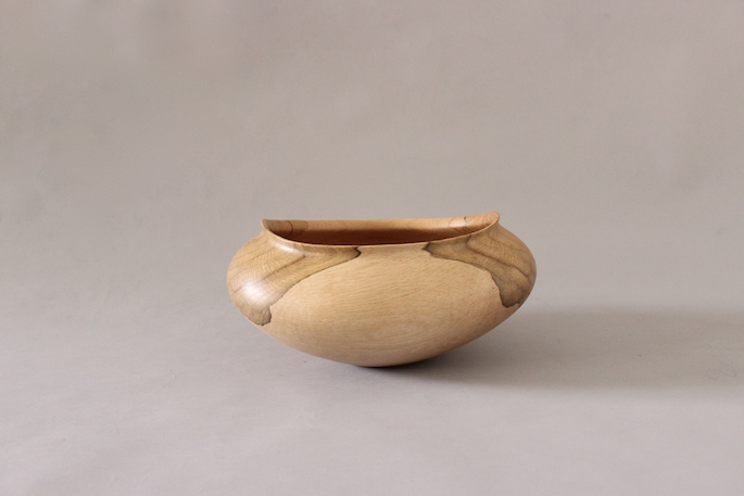 盛永省治<br />
Wood Bowl(樫)<br />
SIZE / Φ33×H16cm<br />
Made in Japan<br />
PRICE / 48,000+tax<br />
