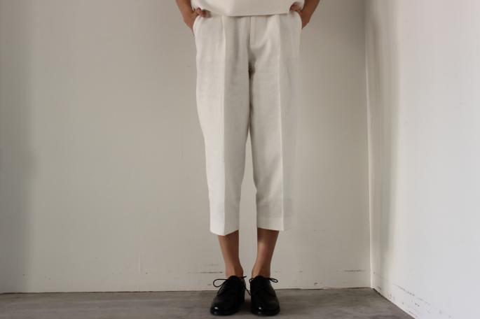 HEIGHT / 165cm<br />
WEAR SIZE / 0<br />
<br />
PHLANNEL<br />
Linen Twill Trousers<br />
COLOR / White<br />
SIZE/ 0,1<br />
Made In Japan<br />
PRICE / 24,000+tax<br />
<br />
SANDERS<br />
FAMILE ROYAL NAVY<br />
COLOR / Black<br />
SIZE/ 4,4.5,5,5.5<br />
Made In England<br />
PRICE / 48,000+tax