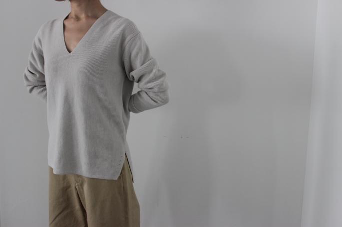 HEIGHT / 159㎝<br />
WEAR SIZE / 0<br />
<br />
AURALEE <br />
Hard Twist Rib Knit V Neck P/O<br />
COLOR / White Gray,Top Gray,Navy<br />
SIZE / 1<br />
PRICE / 32,000+tax <br />
<br />
Made in Japan<br />
<br />
