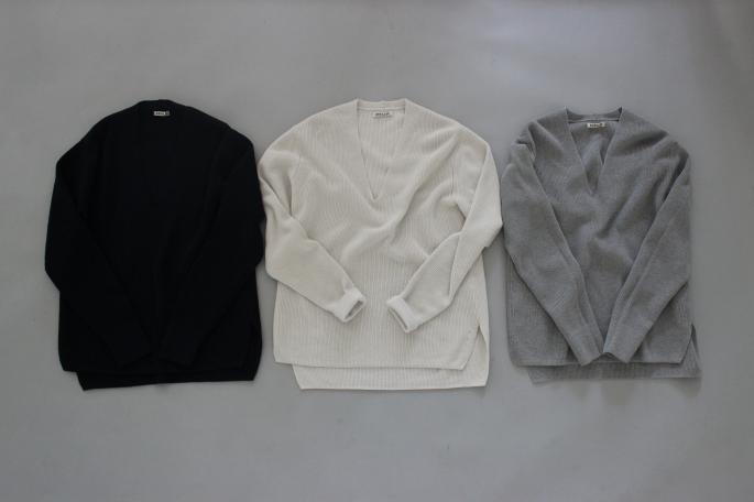 HEIGHT / 159㎝<br />
WEAR SIZE / 0<br />
<br />
AURALEE <br />
Hard Twist Rib Knit V Neck P/O<br />
COLOR / White Gray,Top Gray,Navy<br />
SIZE / 1<br />
PRICE / 32,000+tax <br />
<br />
Made in Japan<br />
<br />
