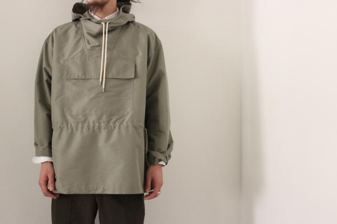 HEIGHT / 177㎝<br />
WEAR SIZE / 4<br />
<br />
AURALEE <br />
Finx Polyester Pullover Hoodie<br />
COLOR / Navy,Olive<br />
SIZE / 3,4<br />
PRICE / 39,000+tax <br />
<br />
