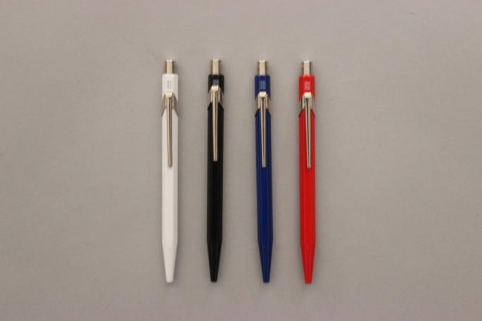 CARAN d´ACHE<br />
Ballpoint pen (Ecridor Collection)<br />
COLOR / Silver、Gold<br />
Made in Switzerand <br />
PRICE / 35,000+tax (Gold),25,000+tax (Silver) 