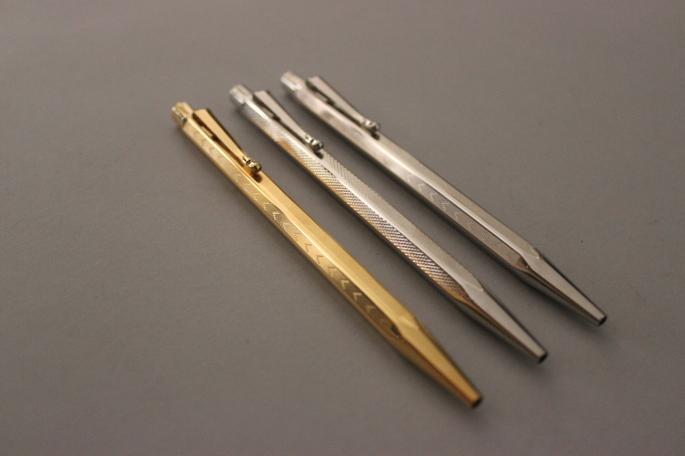 CARAN d´ACHE<br />
Ballpoint pen (Ecridor Collection)<br />
COLOR / Silver、Gold<br />
Made in Switzerand <br />
PRICE / 35,000+tax (Gold),25,000+tax (Silver) 