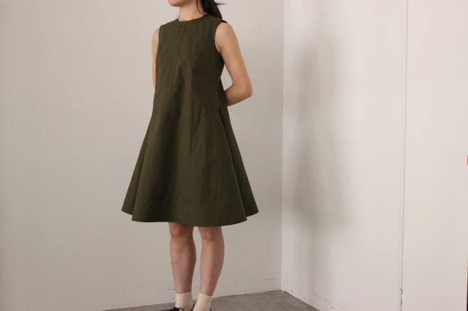 HEIGHT / 159㎝<br />
WEAR SIZE / 34<br />
<br />
SOSO PHLANNEL<br />
Flare Sleeveless Dress <br />
COLOR / Navy,Khaki<br />
SIZE / 34,36<br />
Made In Japan<br />
PRICE / 35,000+tax