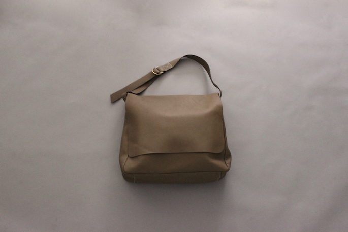 COMOLI × BLOOM&BRANCH<br />
Leather Shoulder Bag <br />
COLOR / Greige (AOYAMA)<br />
SIZE / H41×W46×D16(㎝)<br />
Made in Italy<br />
PRICE / 150,000+tax
