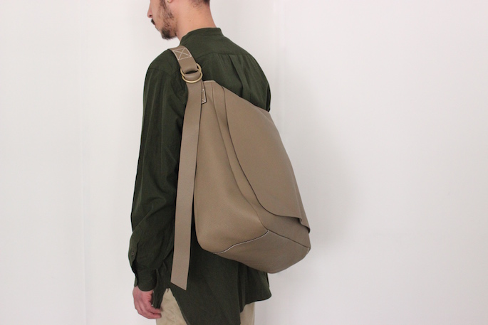 COMOLI × BLOOM&BRANCH<br />
Leather Shoulder Bag <br />
COLOR / Greige (AOYAMA)<br />
SIZE / H41×W46×D16(㎝)<br />
Made in Italy<br />
PRICE / 150,000+tax