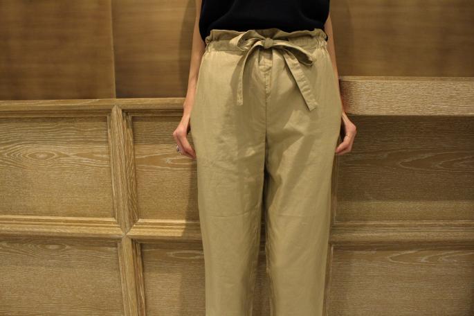 HEIGHT / 165㎝<br />
WEAR SIZE / 34<br />
<br />
SOSO PHLANNEL<br />
Easy Trousers<br />
COLOR / Beige,Navy<br />
SIZE / 34,36<br />
Made In Japan<br />
PRICE / 23,000+tax<br />
<br />
AURALEE<br />
Hard Twist Rib Knit Sleeveless<br />
COLOR / Navy,Top Gray,White Gray<br />
SIZE / 0<br />
Made In Japan<br />
PRICE / 23,000+tax
