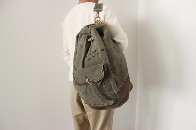 PORTER CLASSIC<br />
Hand Work Duffle Bag<br />
COLOR / Khaki,Navy<br />
SIZE / Free<br />
Made In Japan<br />
PRICE / 37,500+tax
