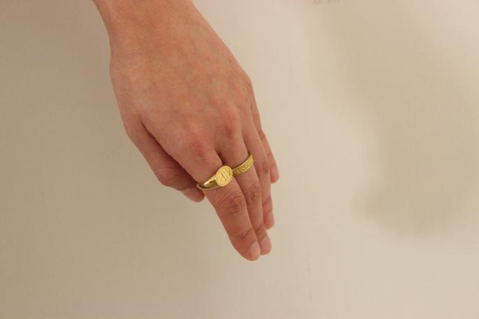 GIGI<br />
<br />
Zodiac Signet Ring (Left)<br />
COLOR / Gold<br />
PRICE / 126,000+tax<br />
<br />
Byzantine Ring (Right) <br />
COLOR / Gold<br />
PRICE / 66,000+tax<br />
<br />
Made In Japan