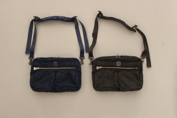 PORTER CLASSIC<br />
Super Nylon Shoulder Bag<br />
COLOR / Blue,Black<br />
SIZE / Free<br />
Made In Japan<br />
PRICE / 30,000+tax