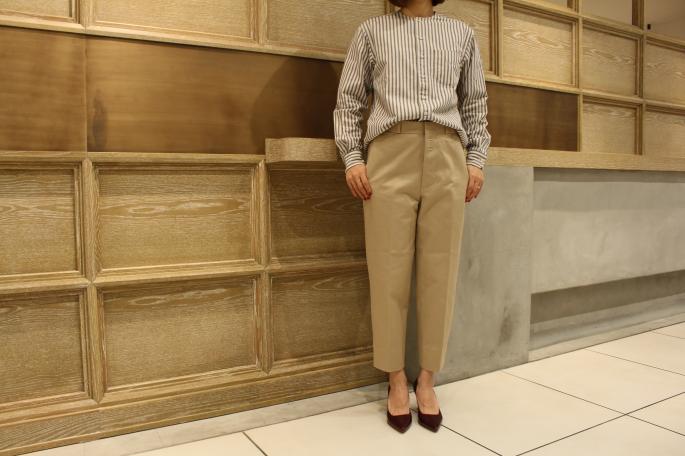 HEIGHT / 163cm<br />
WEAR SIZE / 36<br />
<br />
Scye BASICS<br />
Chino Tapered Loosefit Pants<br />
COLOR / Beige<br />
SIZE / 36,38<br />
PRICE / 25,000+tax<br />
<br />
KATIM<br />
Kotto<br />
COLOR / Azuki<br />
SIZE / 35.5,36,36.5,37,37.5<br />
PRICE / 44,000+tax<br />
<br />
Made In Japan