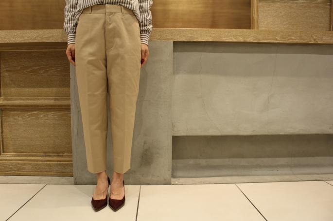 HEIGHT / 163cm<br />
WEAR SIZE / 36<br />
<br />
Scye BASICS<br />
Chino Tapered Loosefit Pants<br />
COLOR / Beige<br />
SIZE / 36,38<br />
PRICE / 25,000+tax<br />
<br />
KATIM<br />
Kotto<br />
COLOR / Azuki<br />
SIZE / 35.5,36,36.5,37,37.5<br />
PRICE / 44,000+tax<br />
<br />
Made In Japan