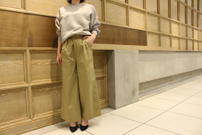HIGHT / 164cm<br />
WEAR SIZE / 1<br />
<br />
Needles<br />
Fatigue Buggy Pant-back Sateen<br />
COLOR / KHAKI<br />
SIZE / 1,2<br />
Made In Japan<br />
PRICE / 21,000+tax<br />
<br />
VINTAGE<br />
Ls Vintage Sweat<br />
COLOR / Gray<br />
Made In USA<br />
PRICE / 12,000+tax