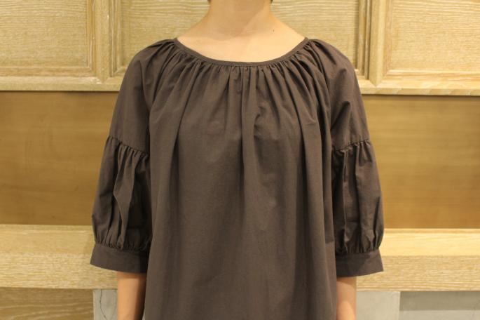 HIGHT / 166cm<br />
WEAR SIZE / 40<br />
<br />
Bergfabel<br />
Baloon Dress<br />
COLOR / Carbon<br />
SIZE / 38,40<br />
Made In Itary<br />
PRICE / 58,000+tax<br />
<br />
Needles<br />
Troentrop×Needles Swedish Clog<br />
COLOR / Black<br />
SIZE / 35,36,37,38<br />
Made In Japan<br />
PRICE / 24,000+tax<br />
<br />
SCHA<br />
Walk Time Big Panama<br />
COLOR / Natural<br />
SIZE / M,L<br />
Made In Germany<br />
PRICE / 35,000+tax