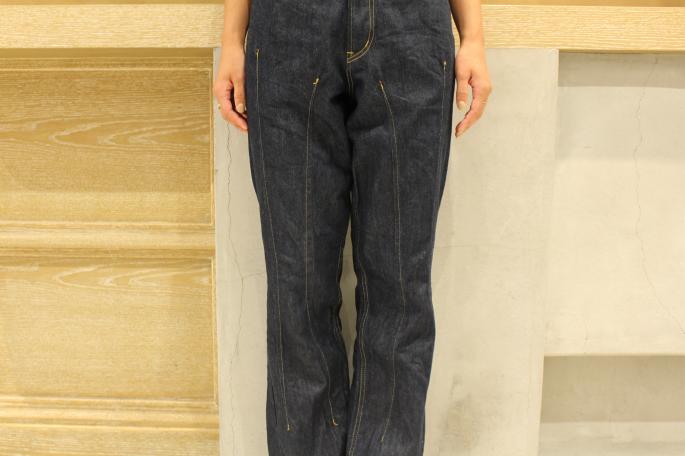 HEIGHT / 166cm <br />
WEAR SIZE / 1<br />
<br />
Needles<br />
Darts Boot Cut Jean Pant C/T Denim<br />
COLOR / Indigo<br />
SIZE / 1,2<br />
PRICE / 21,000+tax<br />
<br />
Scye<br />
別注Mock Neck Tops<br />
COLOR / Beige,Navy<br />
SIZE / 38<br />
PRICE / 12,000+tax<br />
<br />
Made In Japan